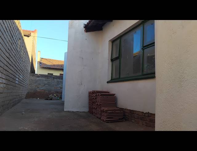 2 BEDROOM FREEHOLD FOR SALE IN KAGISO